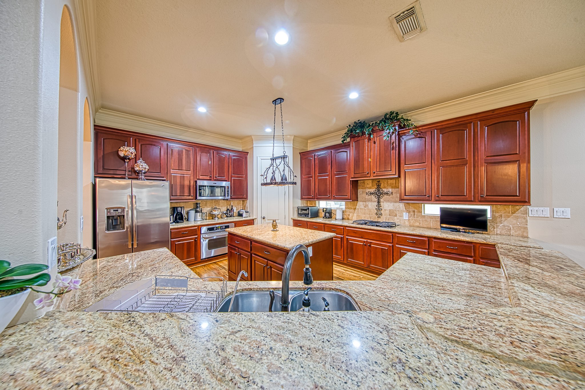 6310 Hamman Street, Unit D Houston, TX 77007 - Photo 17 of 41 a kitchen with stainless steel appliances granite countertop a refrigerator and a sink