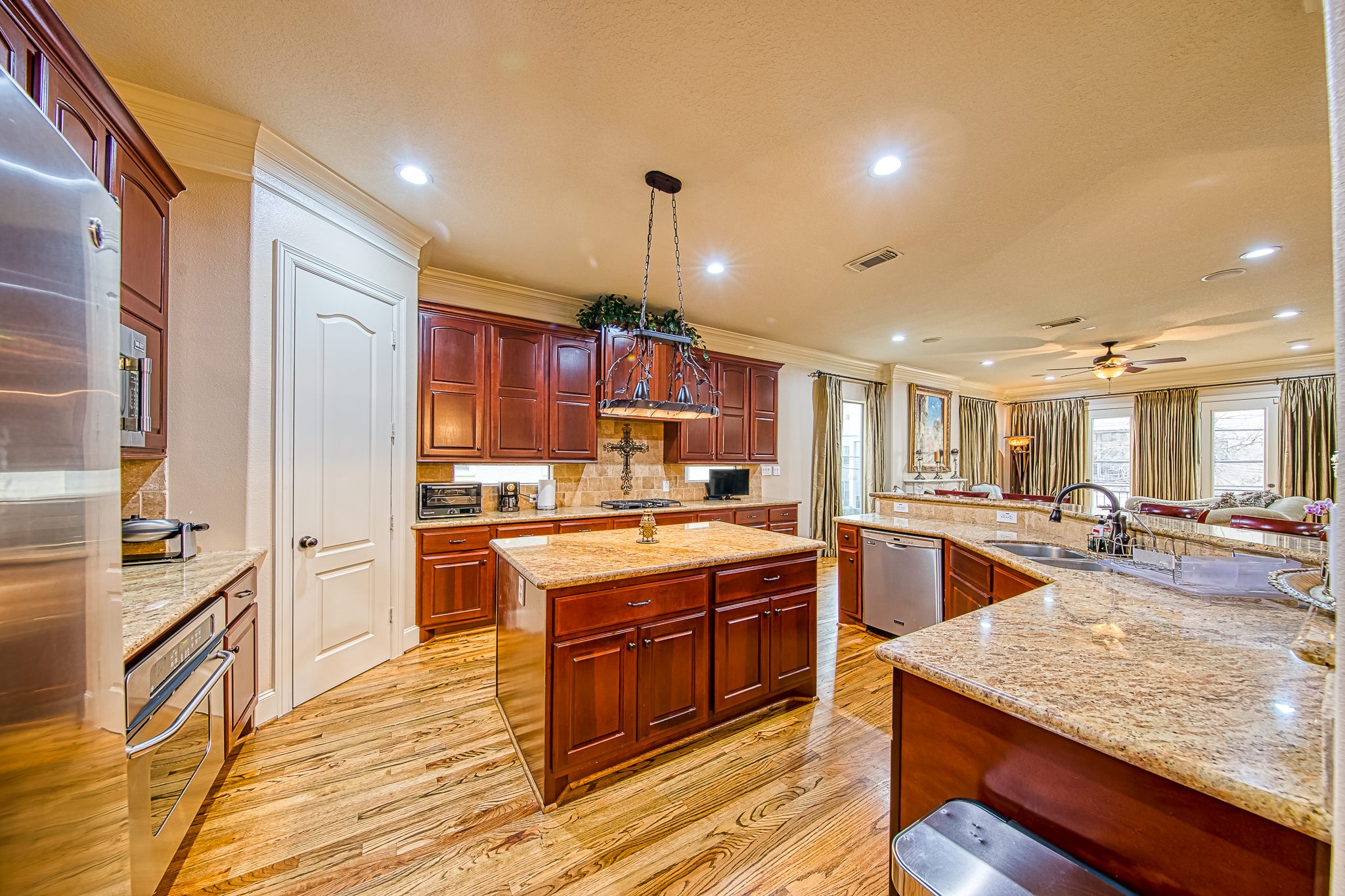 6310 Hamman Street, Unit D Houston, TX 77007 - Photo 18 of 41 a large kitchen with stainless steel appliances granite countertop a large counter top and stove