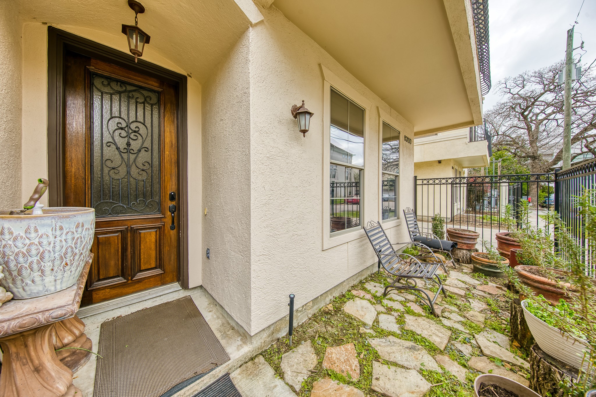 6310 Hamman Street, Unit D Houston, TX 77007 - Photo 2 of 41 a very nice looking room with a large window