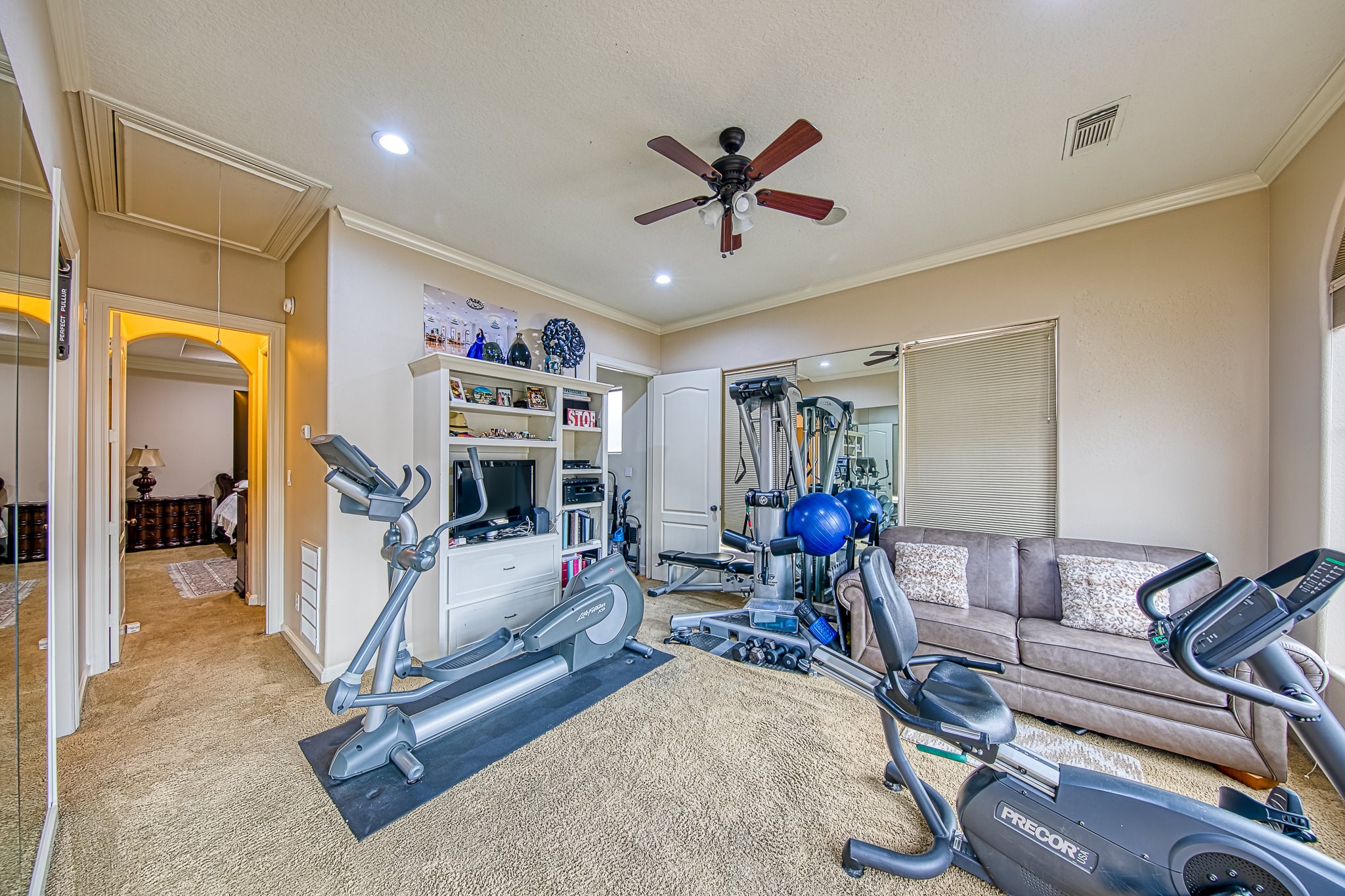 6310 Hamman Street, Unit D Houston, TX 77007 - Photo 26 of 41 a living room with furniture