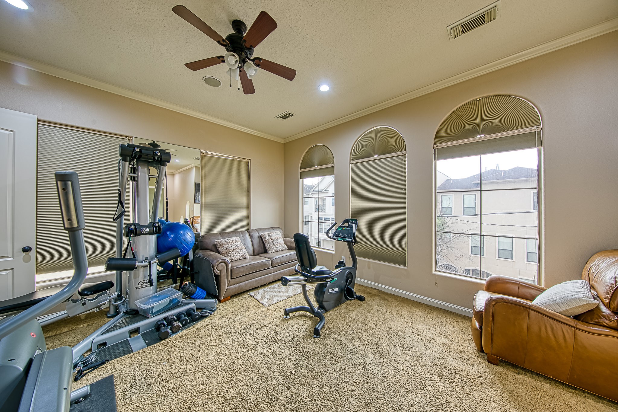 6310 Hamman Street, Unit D Houston, TX 77007 - Photo 27 of 41 a view of a livingroom with workspace and a couch