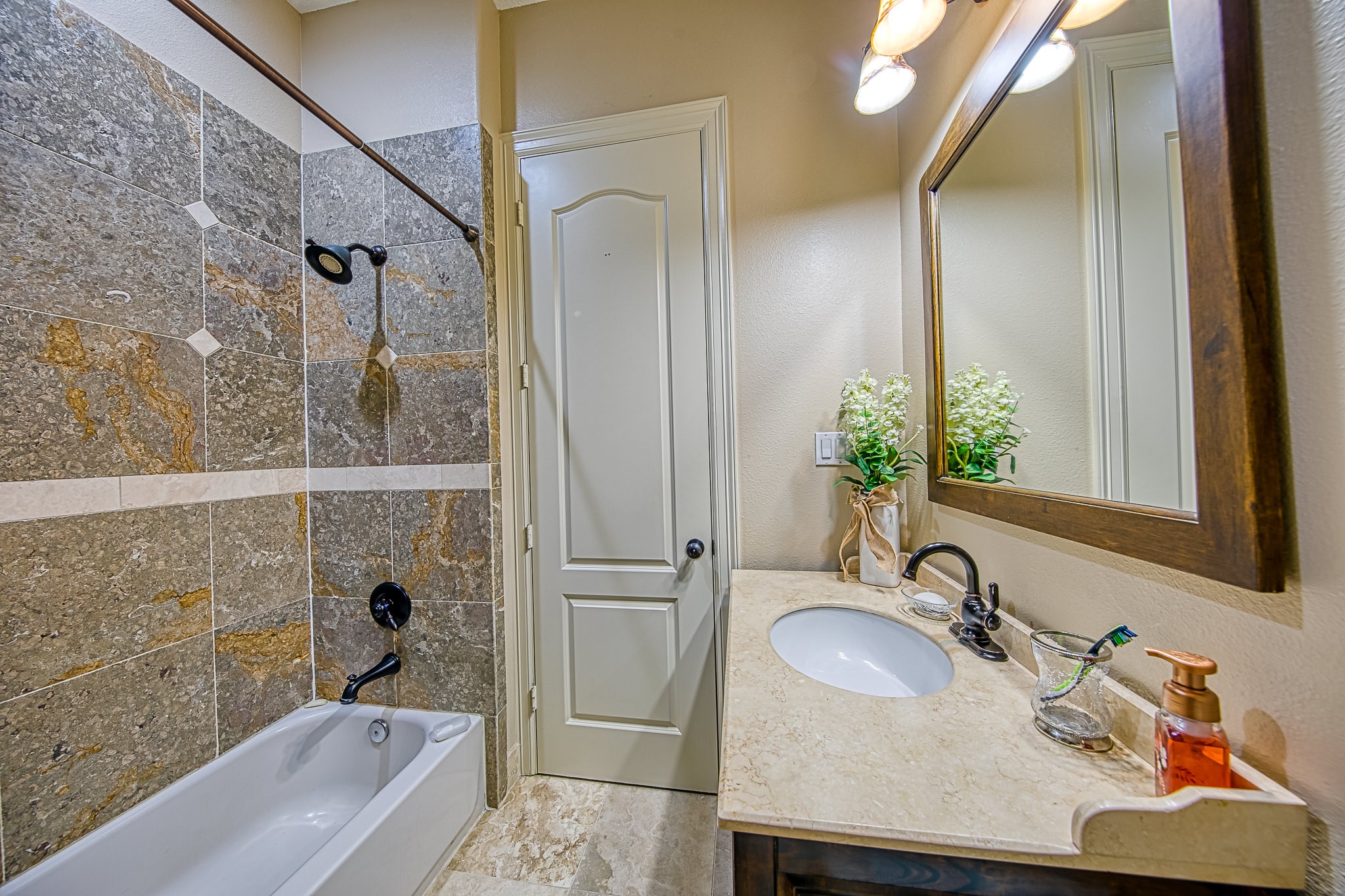 6310 Hamman Street, Unit D Houston, TX 77007 - Photo 33 of 41 a bathroom with a sink and a mirror