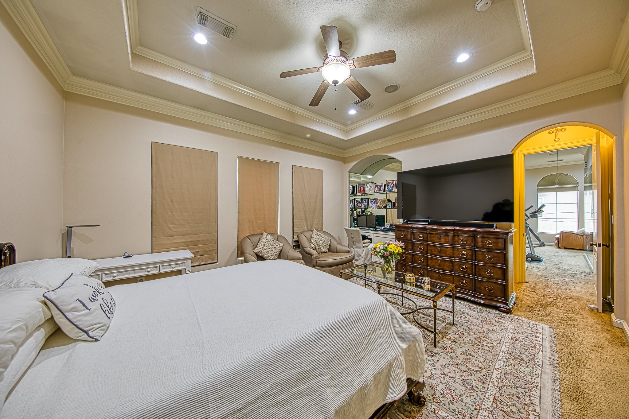 6310 Hamman Street, Unit D Houston, TX 77007 - Photo 36 of 41 a bedroom with a bed and a flat screen tv