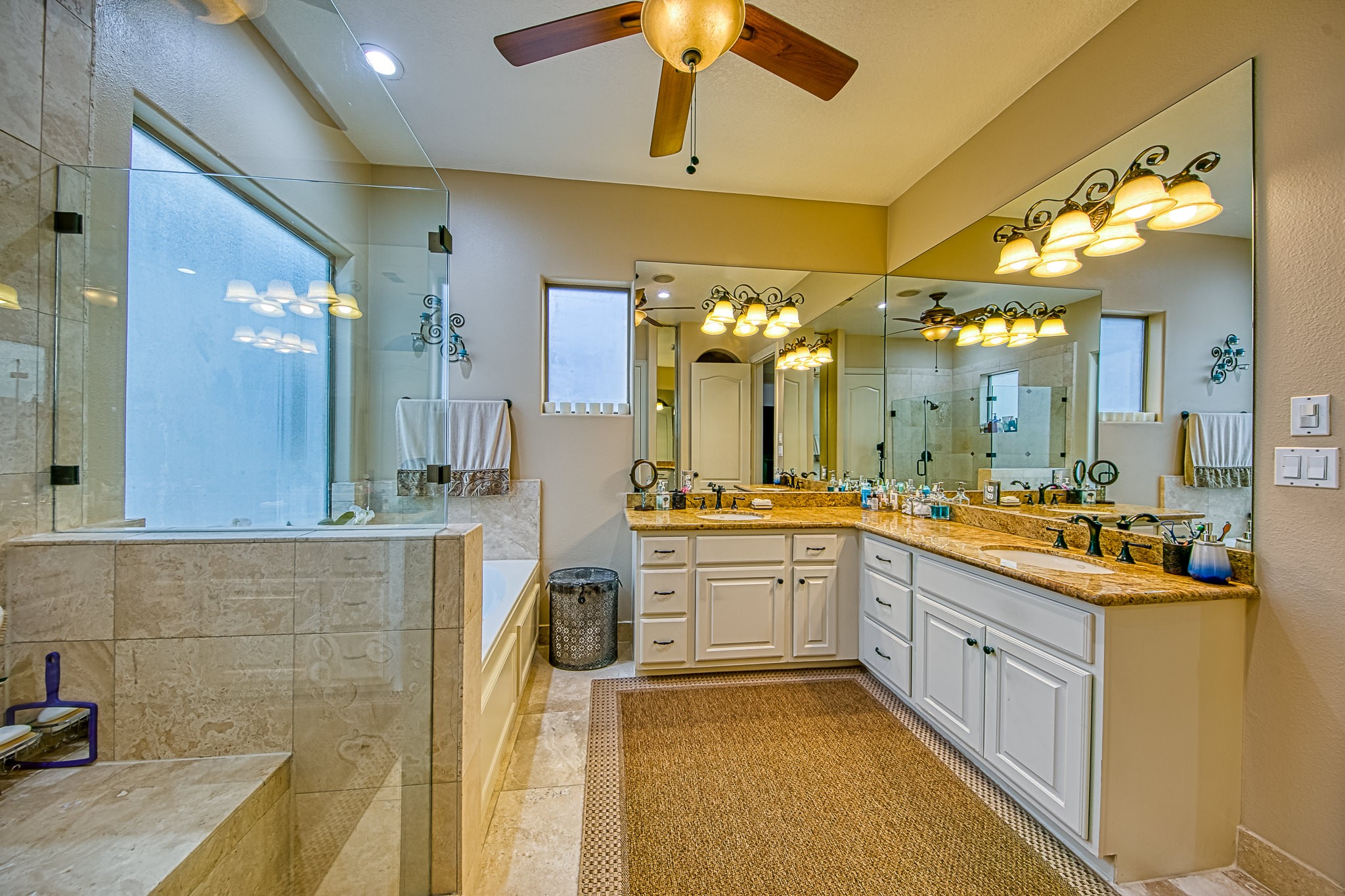 6310 Hamman Street, Unit D Houston, TX 77007 - Photo 38 of 41 a large kitchen with a sink and cabinets