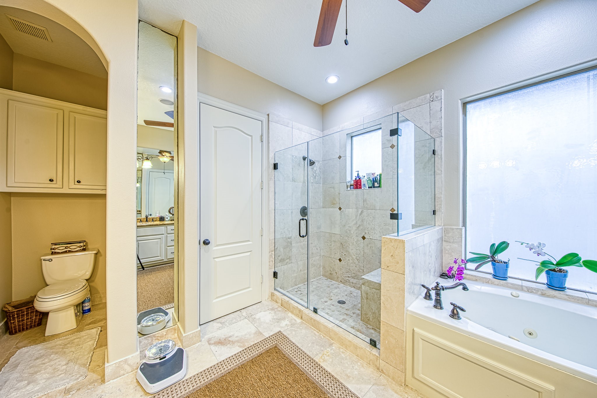6310 Hamman Street, Unit D Houston, TX 77007 - Photo 39 of 41 a bathroom with a bathtub shower sink mirror and toilet