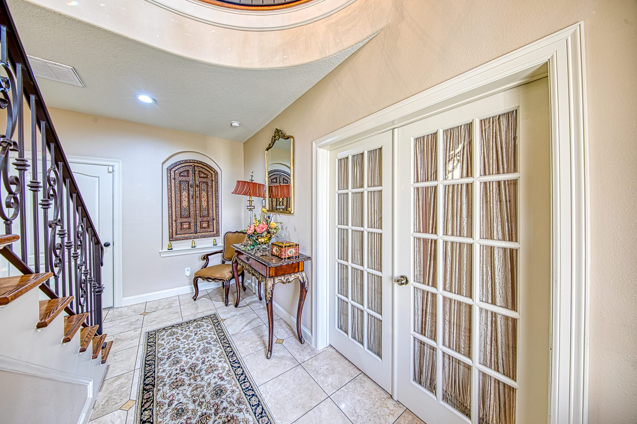 6310 Hamman Street, Unit D Houston, TX 77007 - Photo 5 of 41 a living room with furniture and a window