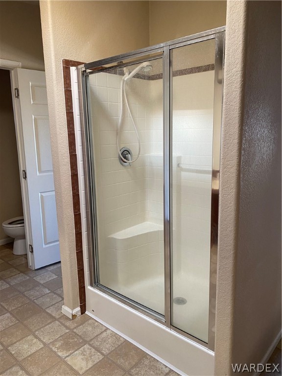 1725 Gleeson Road Golden Valley, AZ 86413 - Photo 23 of 39 a bathroom with a glass shower door