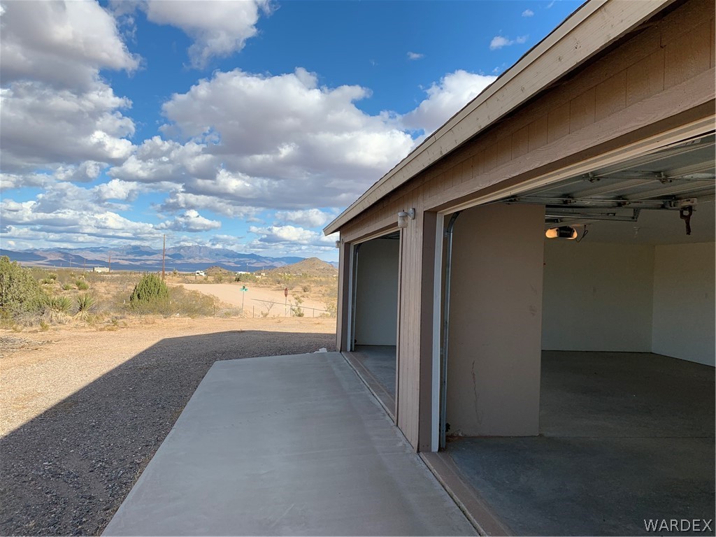 1725 Gleeson Road Golden Valley, AZ 86413 - Photo 33 of 39 a view of an empty room and window