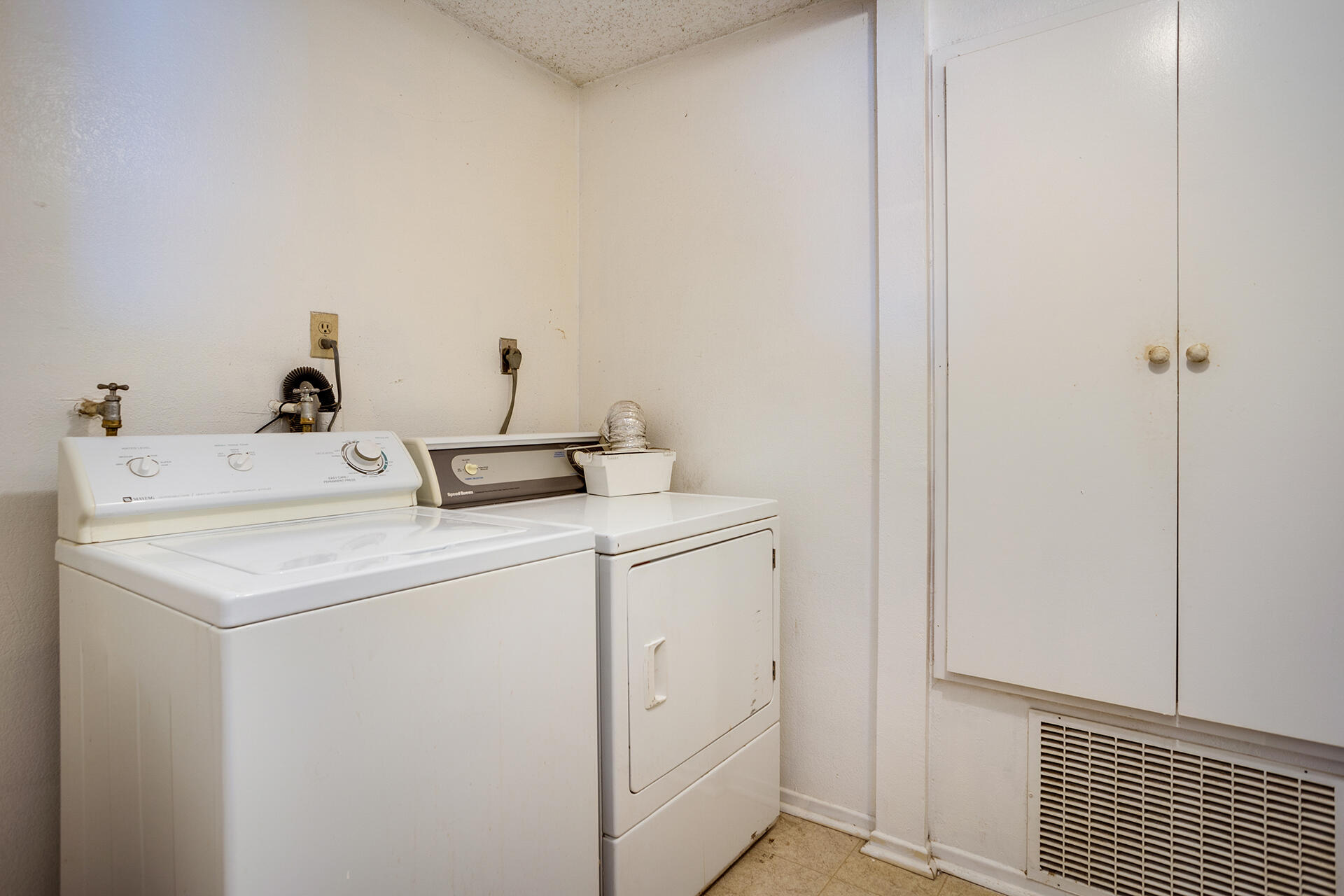 64626 Del Rey Road Joshua Tree, CA 92252 - Photo 21 of 33 a utility room with dryer and washer