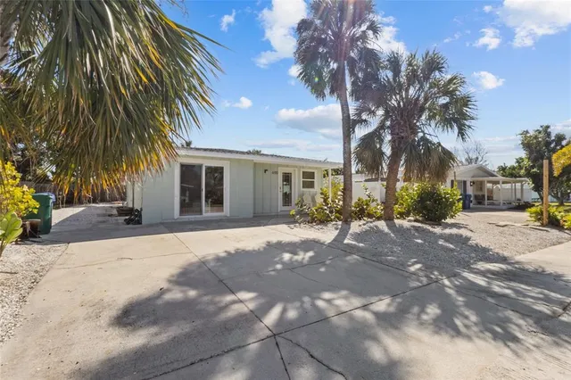 $795,000 | 690 Fox Street, Longboat Key, FL 34228