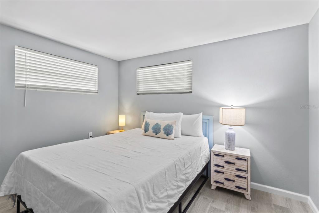 690 Fox Street Longboat Key, FL 34228 - Photo 15 of 41 a bedroom with a bed and a lamp