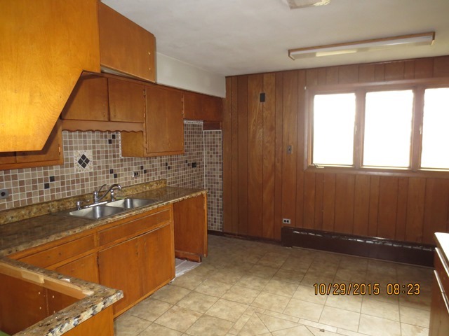 29440 South Klemme Road Beecher, IL 60401 - Photo 4 of 12 a bathroom with a sink and a bathtub