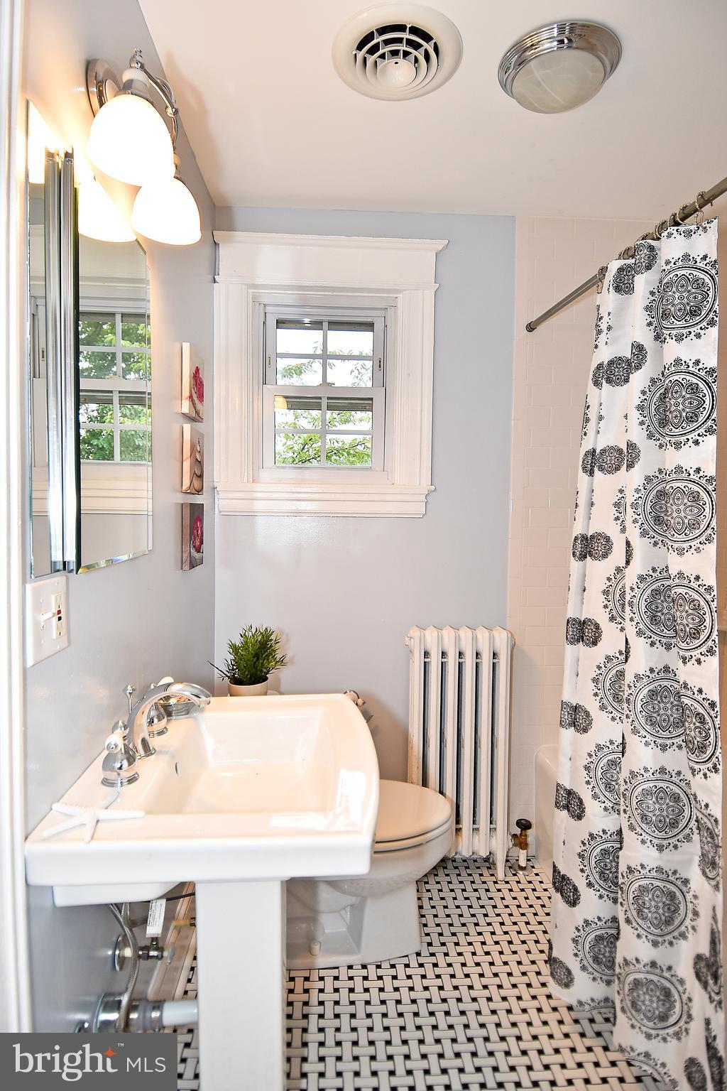 9300 Columbia Boulevard Silver Spring, MD 20910 - Photo 21 of 29 Bath