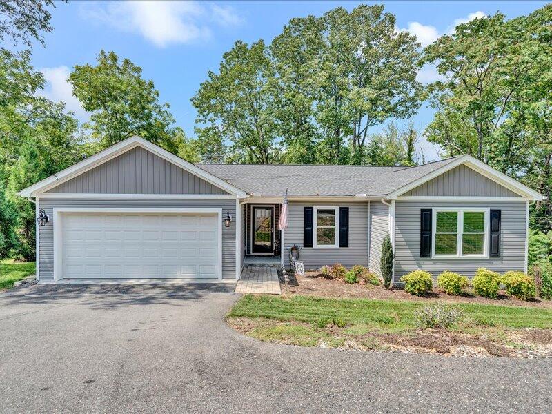 4995 Merriman Road Roanoke, VA 24018 - Photo 1 of 39 01-DSC5201