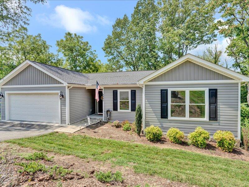 4995 Merriman Road Roanoke, VA 24018 - Photo 2 of 39 02-DSC5204