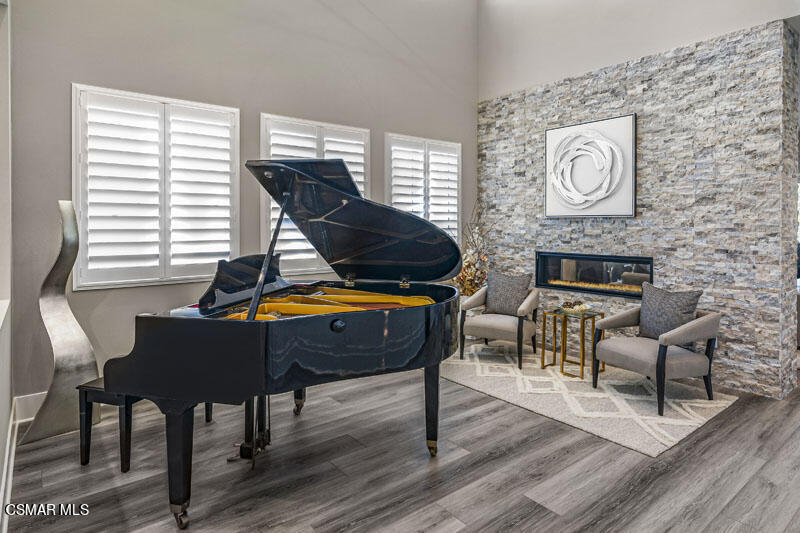 6516 Canyon Oaks Drive Simi Valley, CA 93063 - Photo 5 of 27 a living room with furniture and wooden floor