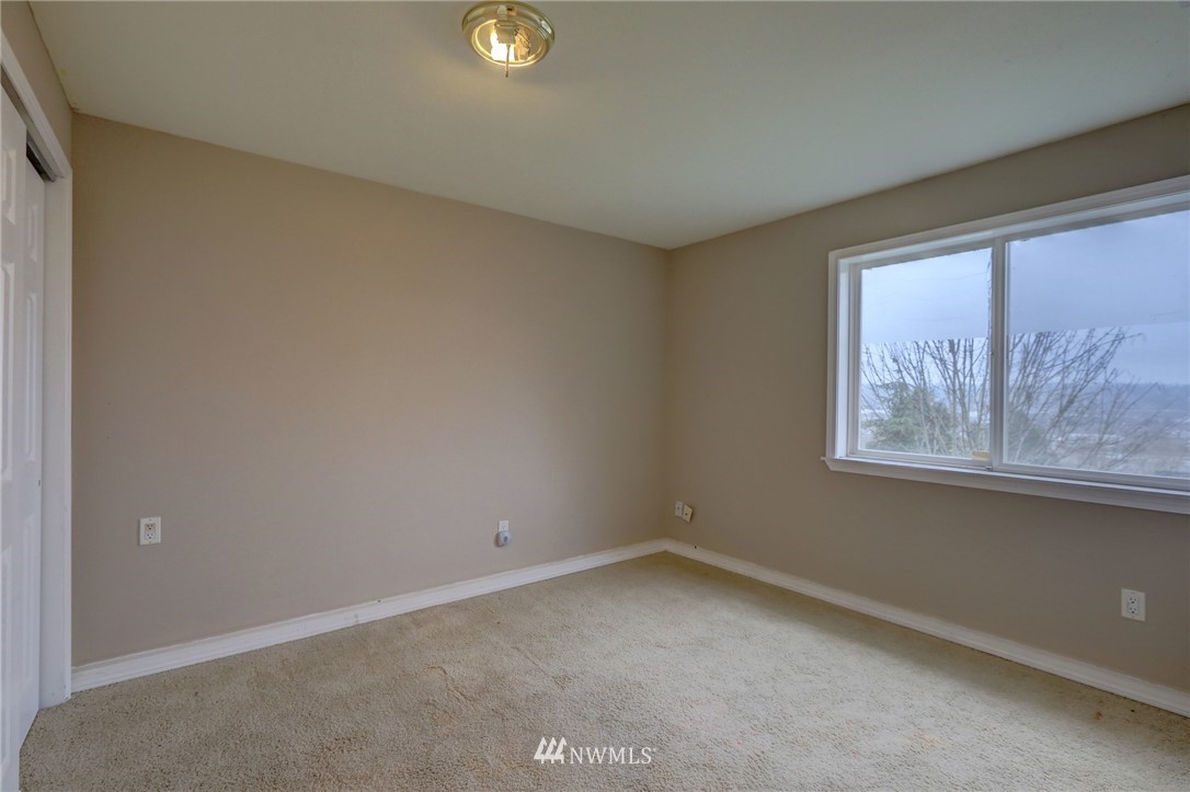 406 Stevens Avenue Northwest Renton, WA 98057 - Photo 14 of 24 an empty room with windows