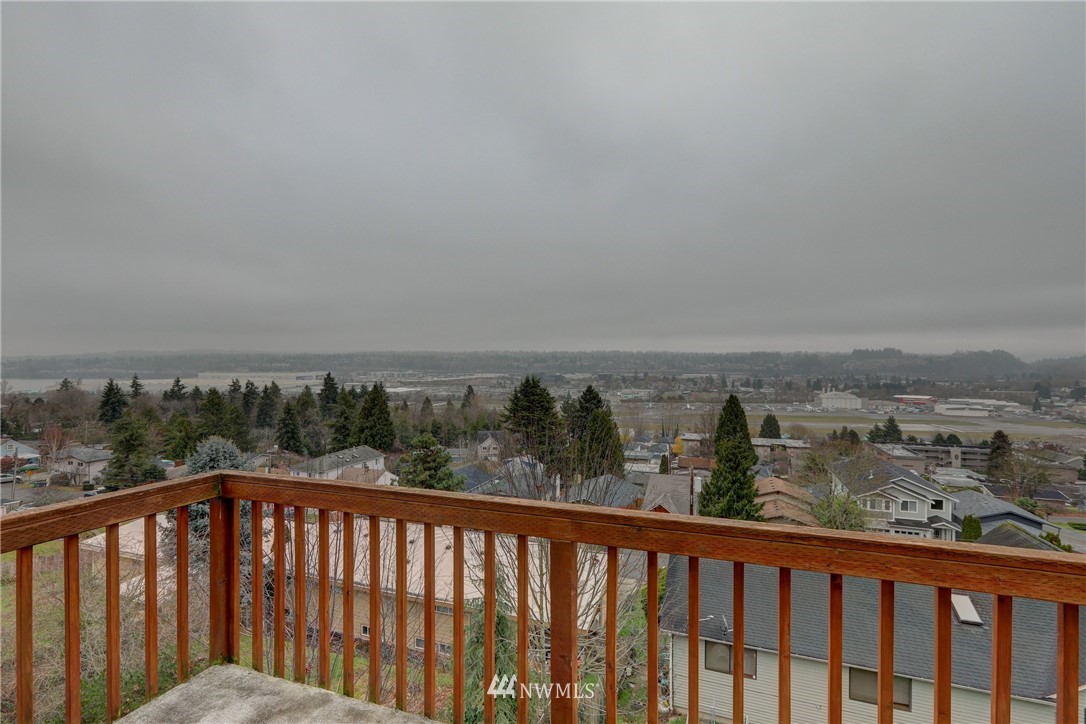 406 Stevens Avenue Northwest Renton, WA 98057 - Photo 9 of 24 a balcony with an outdoor space