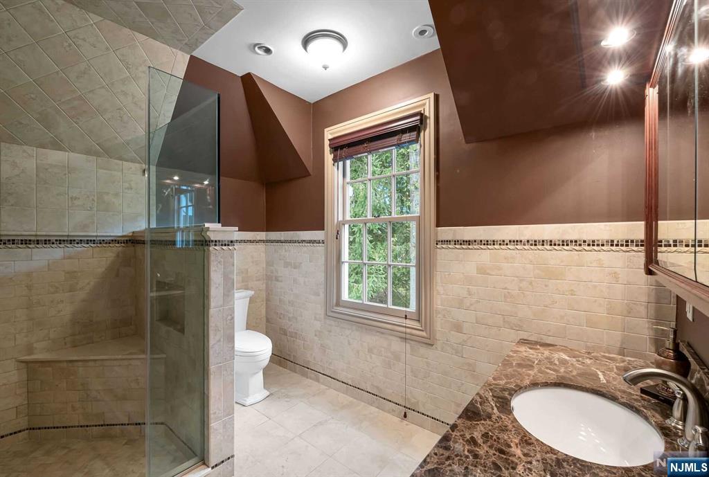 369 Annette Court Wyckoff, NJ 07481 - Photo 35 of 50 Gallery Image 35