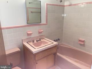 707 Anne Street Southwest Leesburg, VA 20175 - Photo 7 of 14 hall bath
