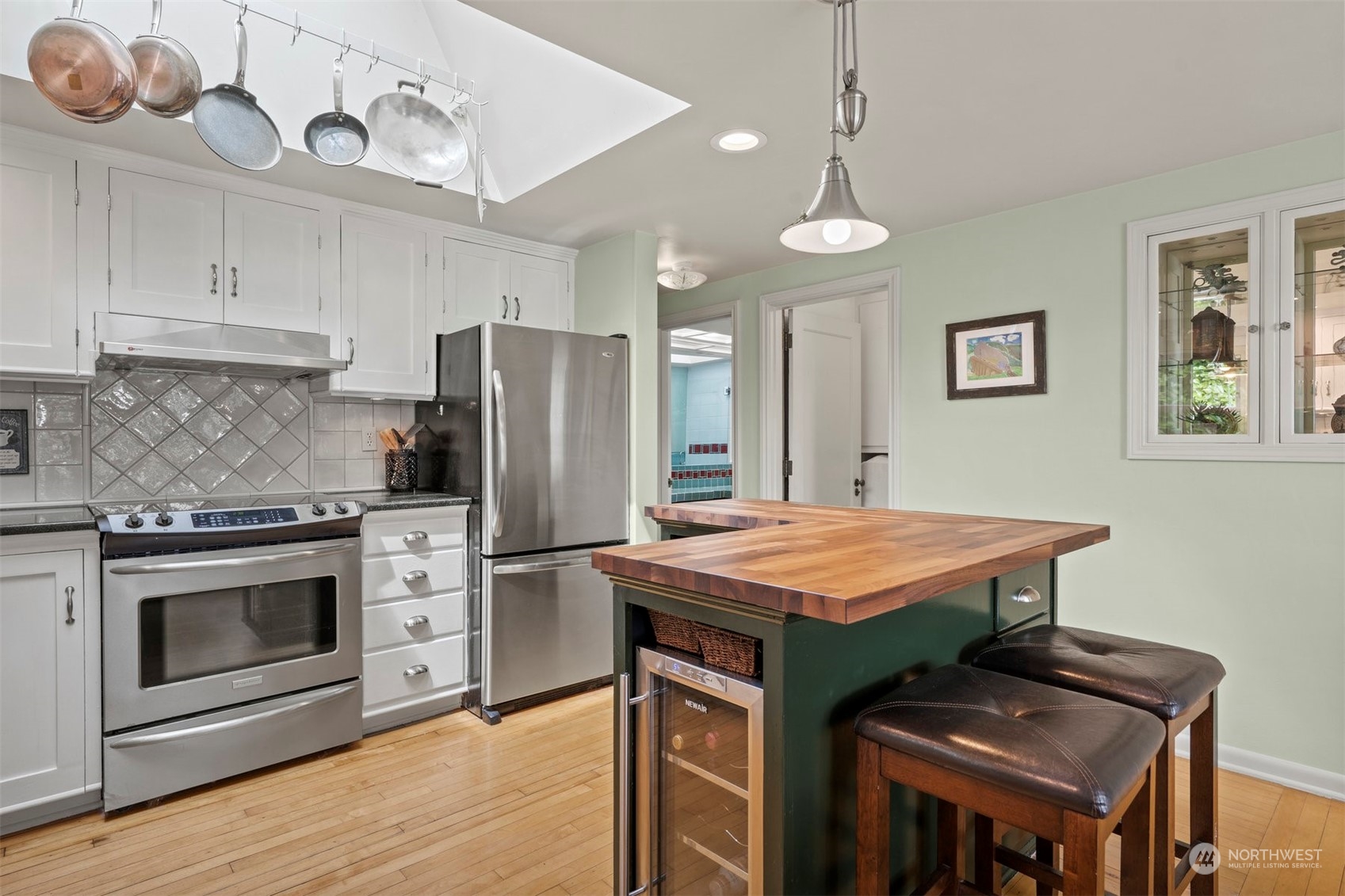 426 Lakeview Road Lynnwood, WA 98087 - Photo 12 of 33 a kitchen with a stove a refrigerator and a stove