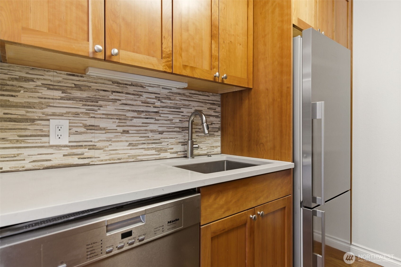 800 North Allen Place, Unit 401 Seattle, WA 98103 - Photo 8 of 32