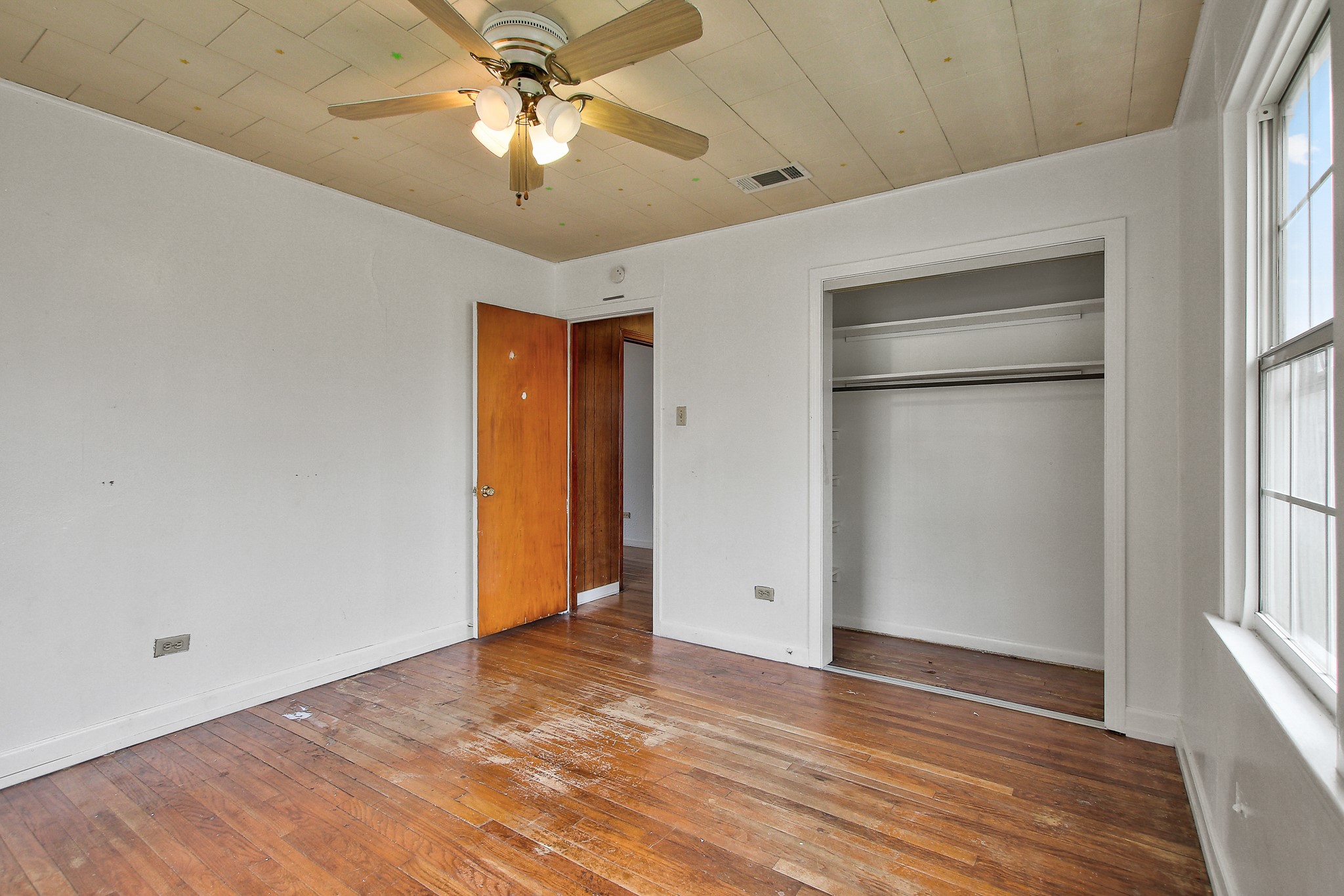 921 West 5th Street Taylor, TX 76574 - Photo 11 of 29 a view of empty room with wooden floor and fan