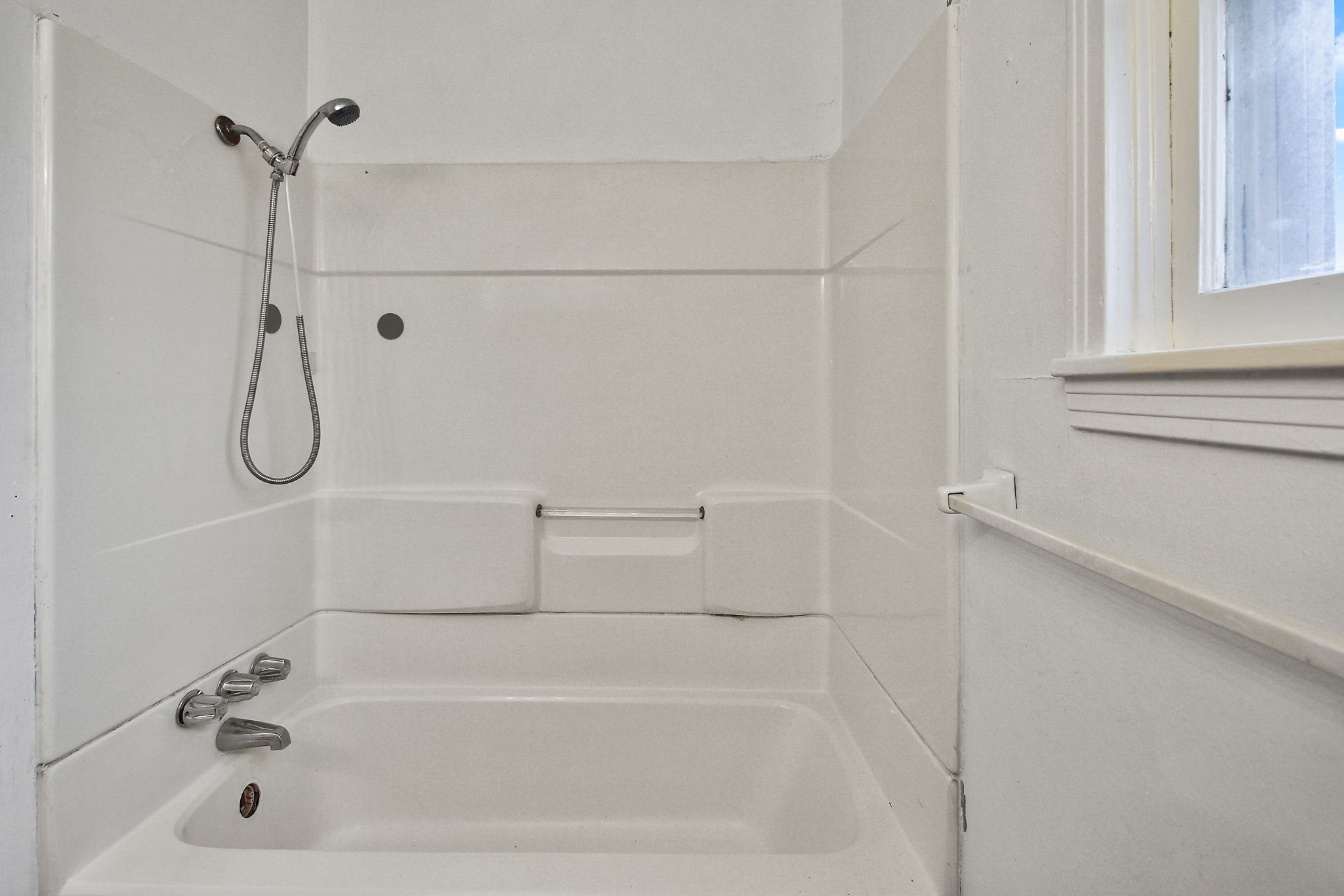 921 West 5th Street Taylor, TX 76574 - Photo 14 of 29 a bathroom with a bath tub with a shower