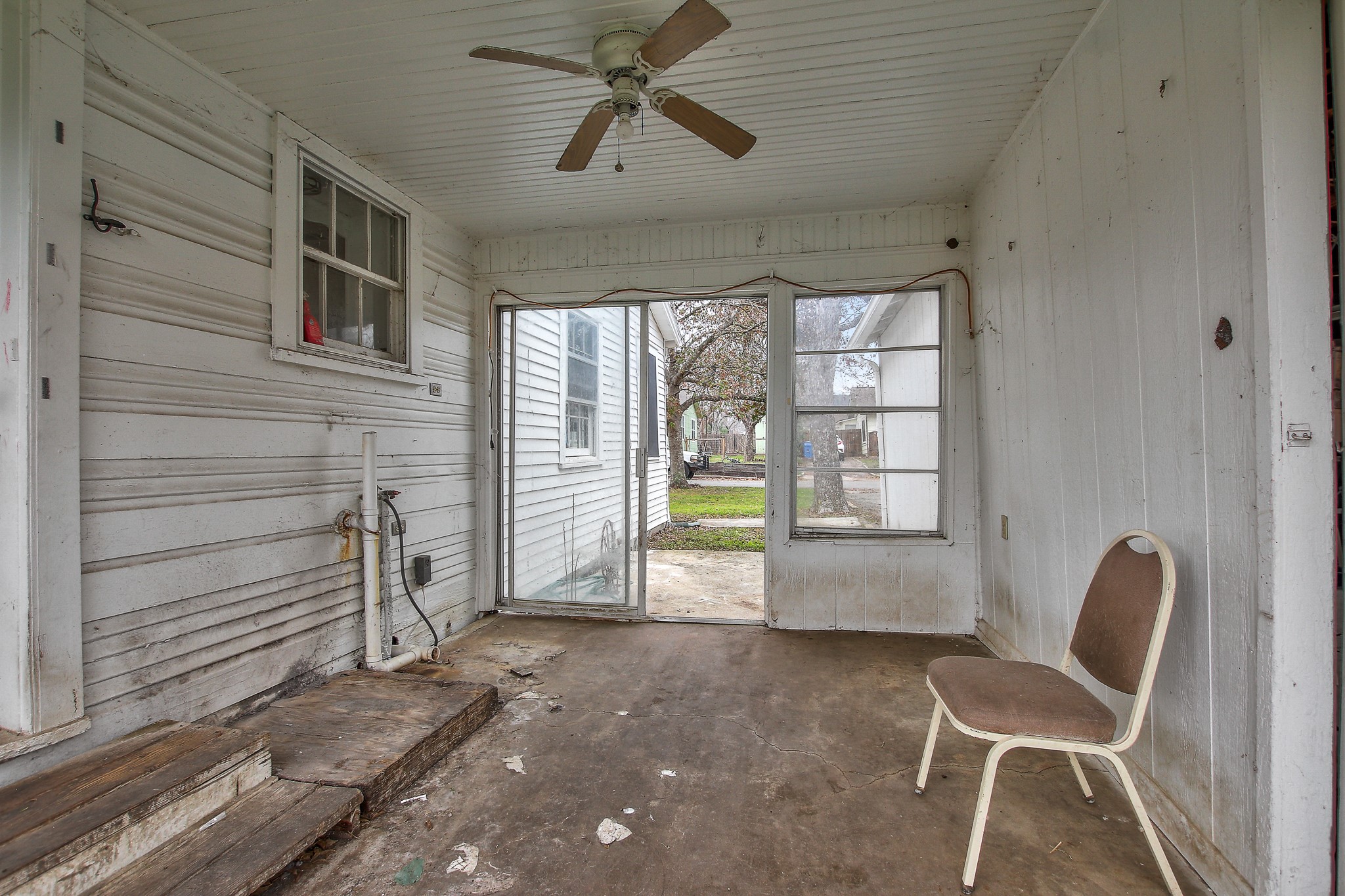 921 West 5th Street Taylor, TX 76574 - Photo 21 of 29 a view of a livingroom with furniture and windows