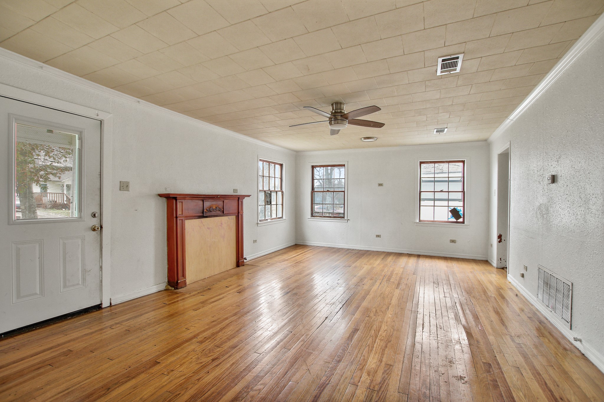 921 West 5th Street Taylor, TX 76574 - Photo 4 of 29 a view of a livingroom with wooden floor and a ceiling fan
