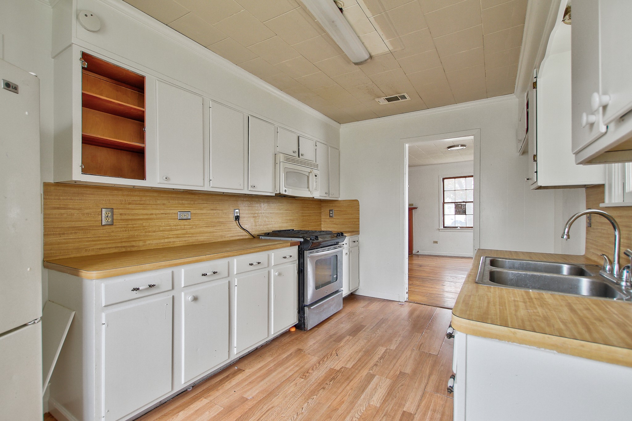 921 West 5th Street Taylor, TX 76574 - Photo 8 of 29 a kitchen with granite countertop a sink and cabinets