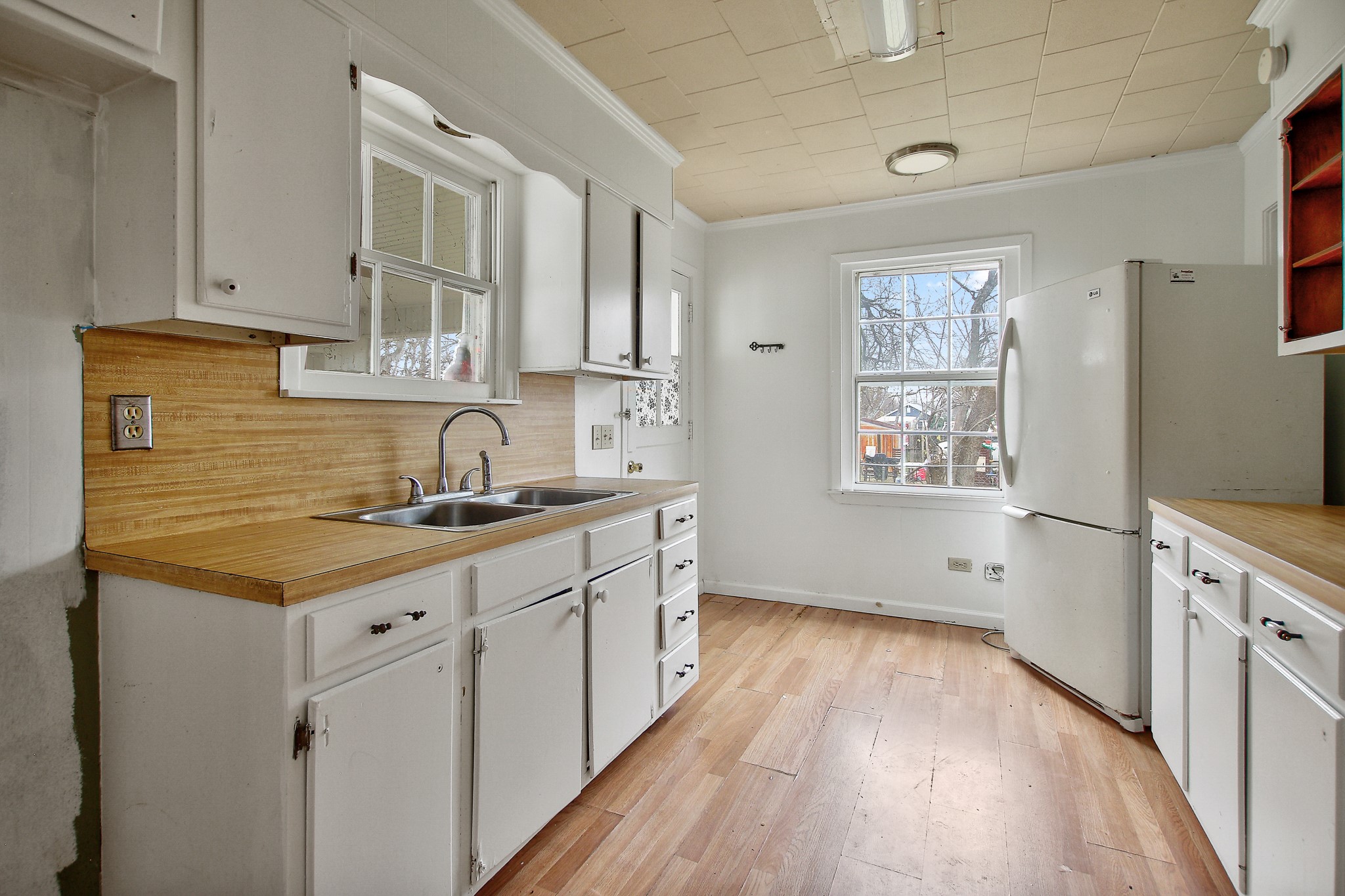921 West 5th Street Taylor, TX 76574 - Photo 9 of 29 a kitchen with granite countertop a sink stove and cabinets
