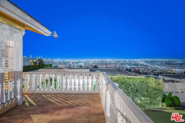 a picture of wall with white walls