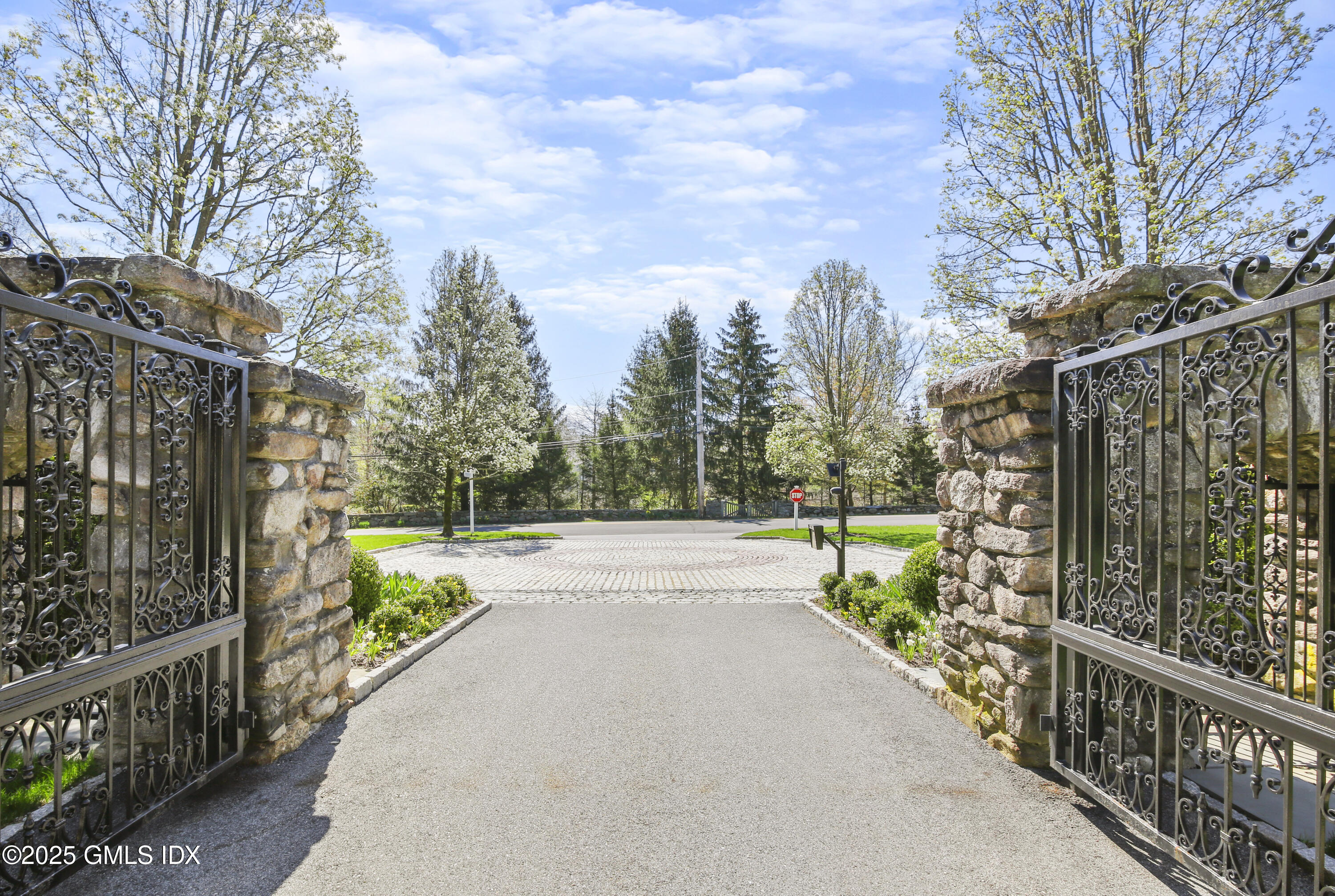 8 Chieftans Road Greenwich, CT 06831 - Photo 6 of 57 WELCOME