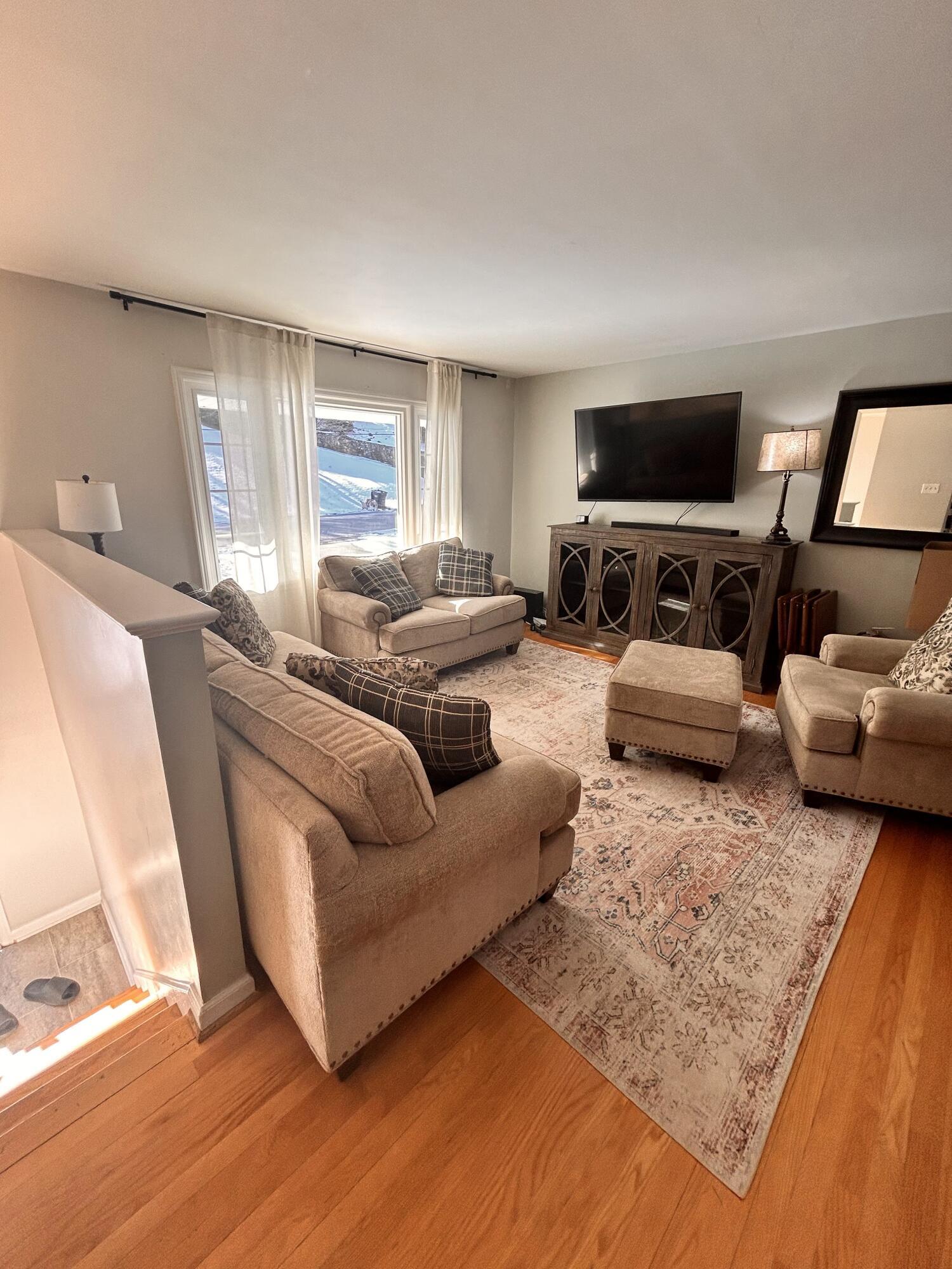 5335 Cave Spring Lane Roanoke, VA 24018 - Photo 16 of 19 Livingroom