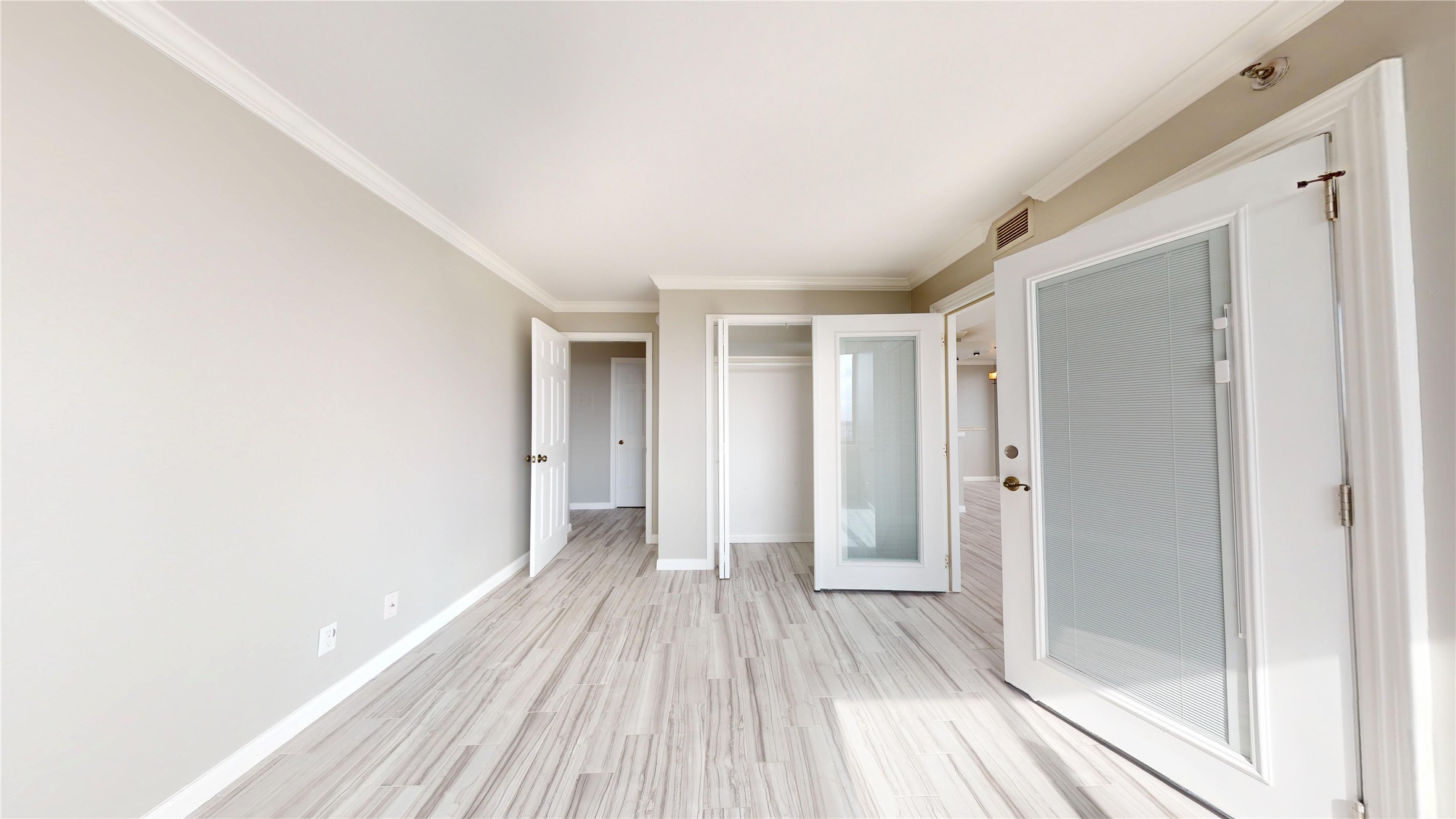 3525 Sage Road, Unit 1404 Houston, TX 77056 - Photo 15 of 36 a view of a hallway with wooden floor