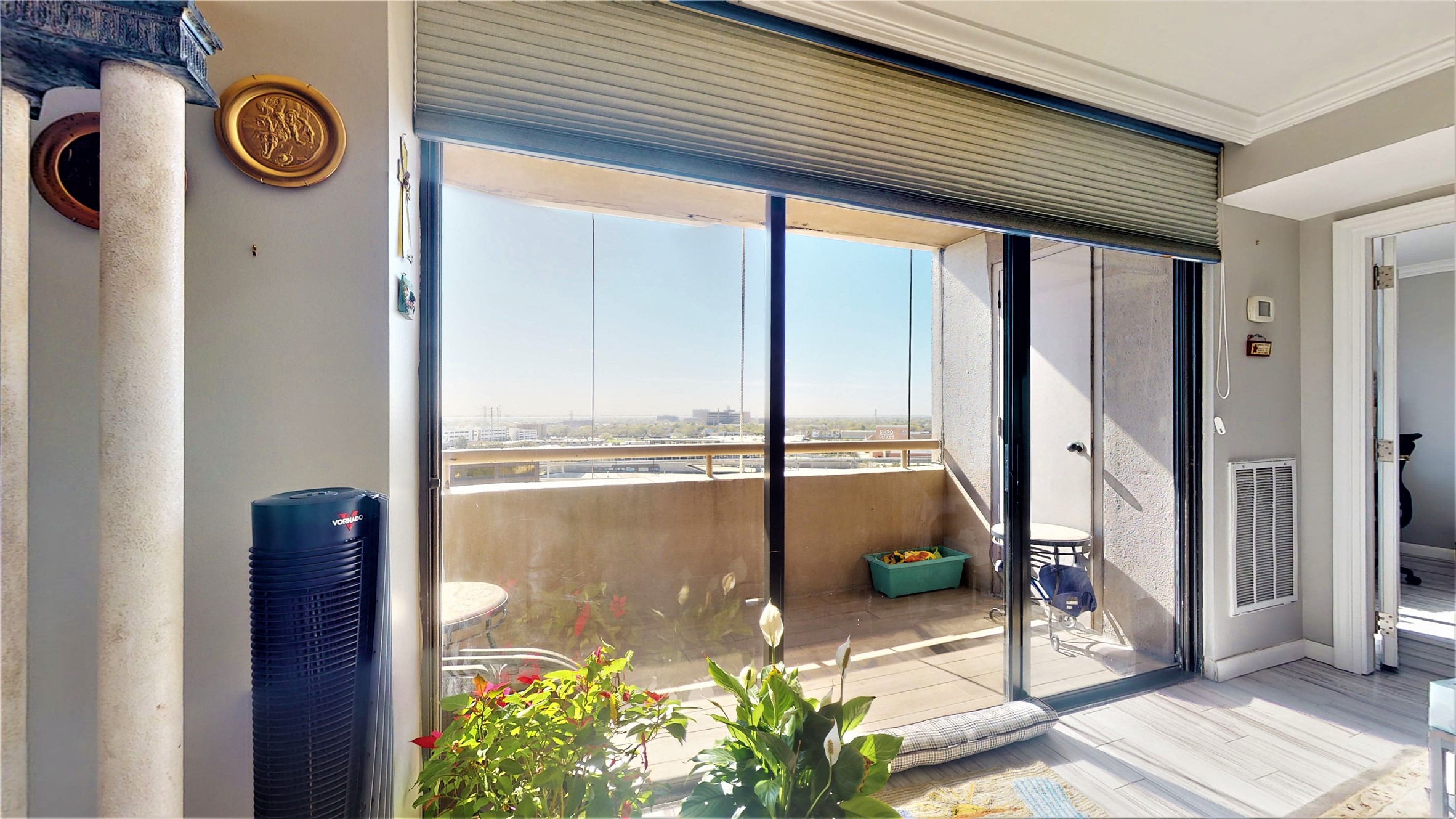 3525 Sage Road, Unit 1404 Houston, TX 77056 - Photo 23 of 36 a view of a interior of the house