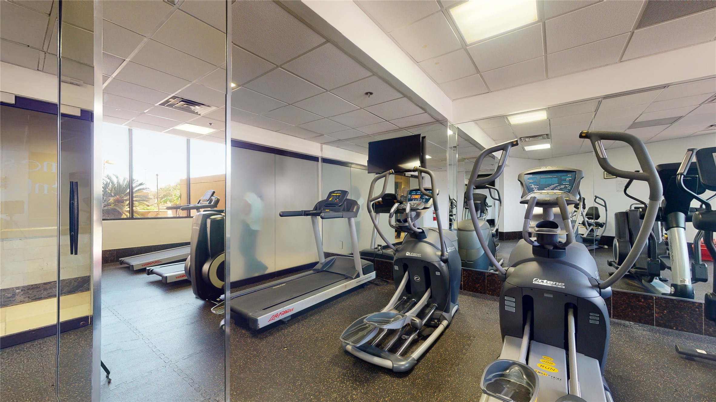 3525 Sage Road, Unit 1404 Houston, TX 77056 - Photo 32 of 36 a view of a room with gym equipment