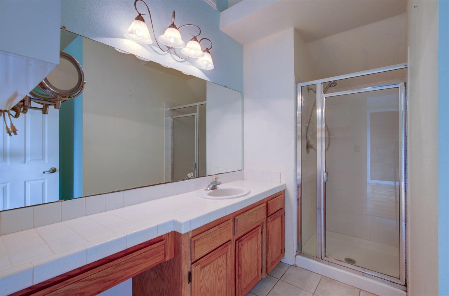 292 North Caesar Avenue Clovis, CA 93612 - Photo 27 of 48 Primary Bathroom