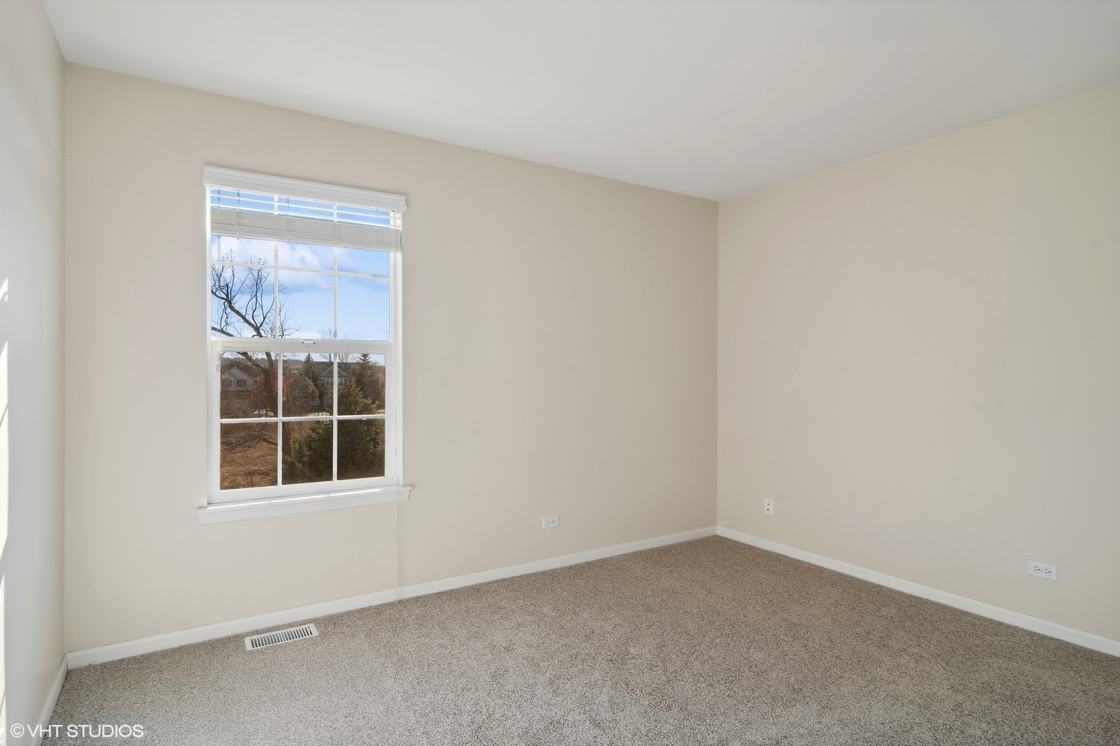 318 Emerald Drive Streamwood, IL 60107 - Photo 13 of 19 an empty room with a window