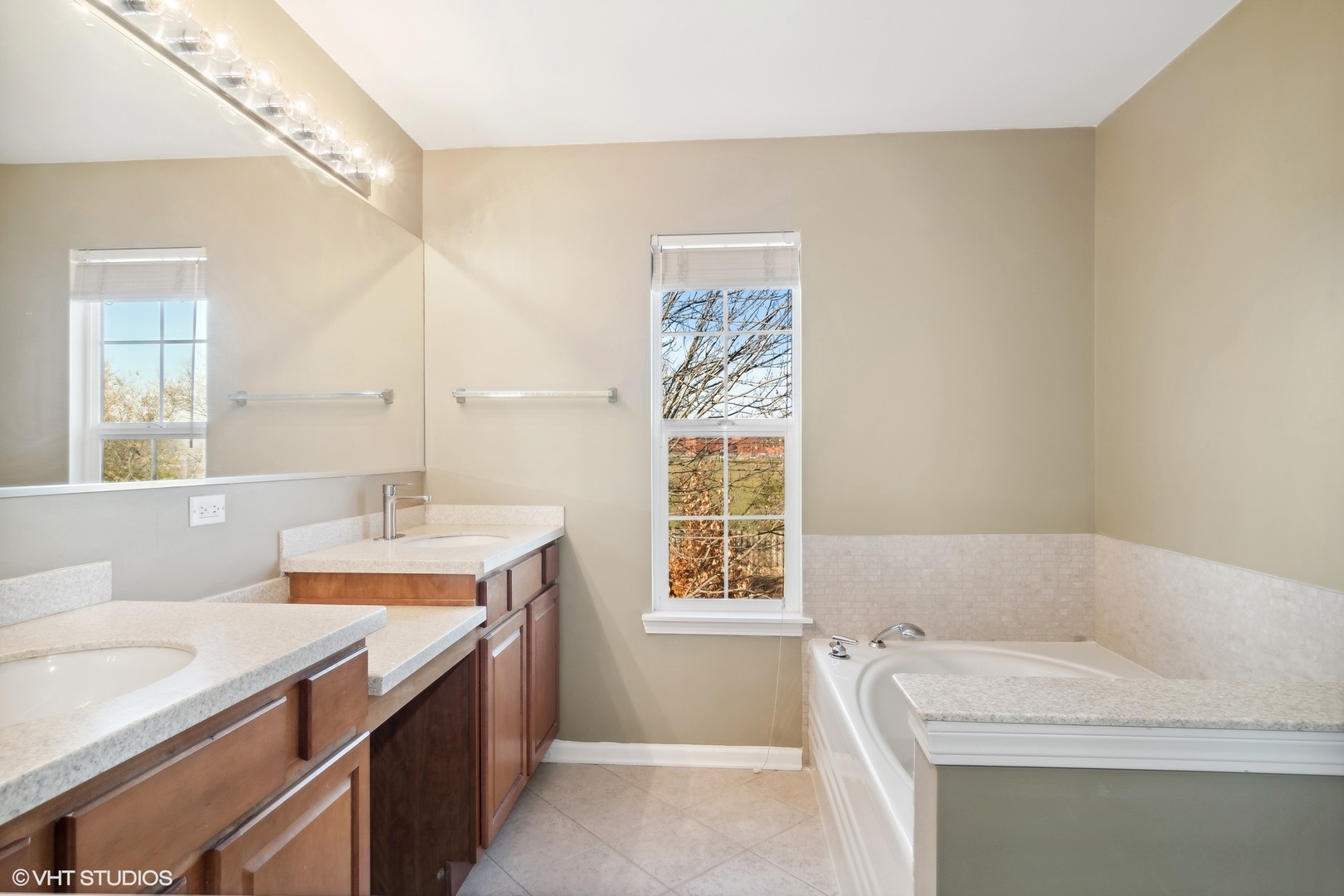 318 Emerald Drive Streamwood, IL 60107 - Photo 9 of 19 a bathroom with a sink a vanity and a bathtub