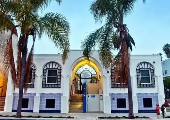 a view of a multi story building