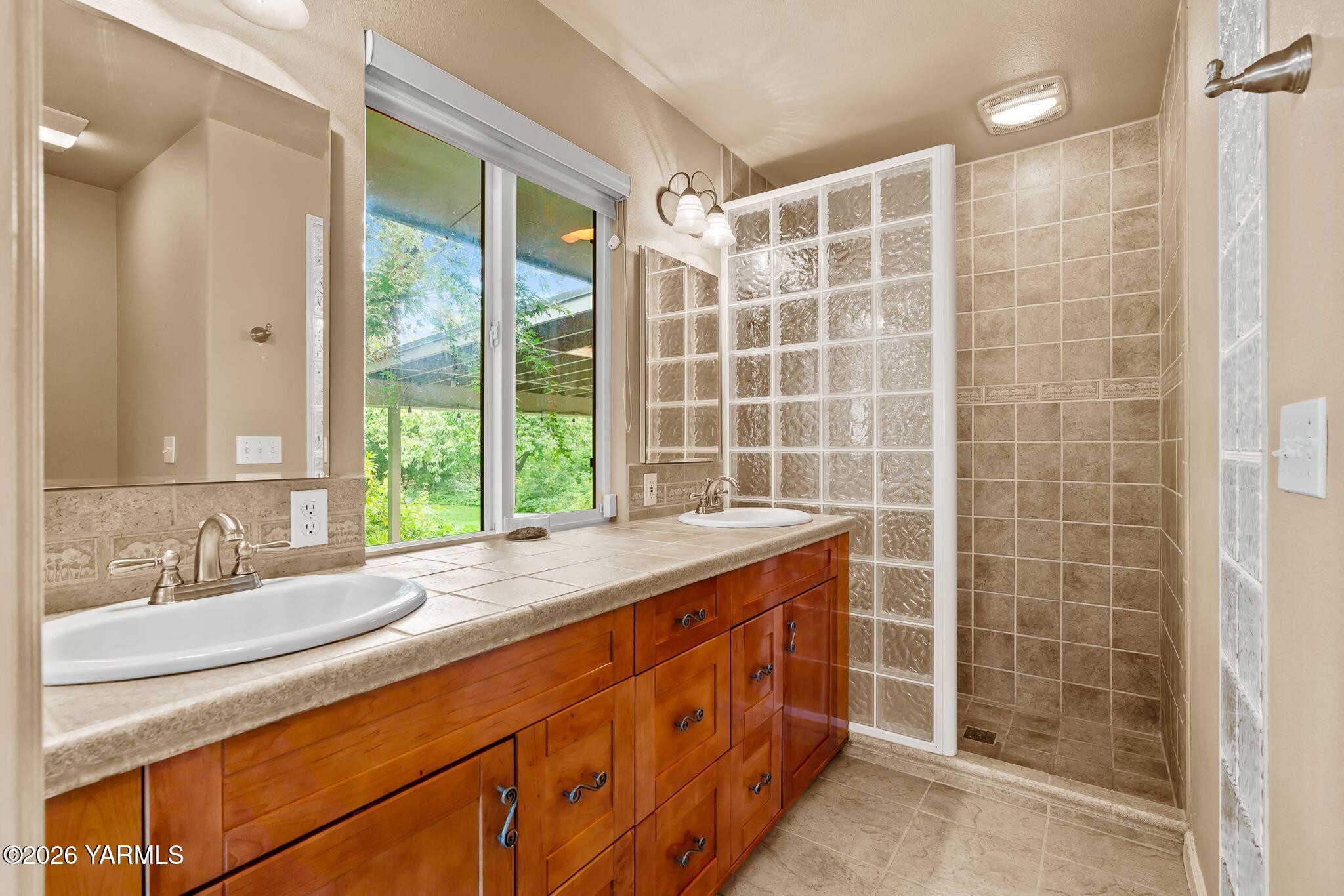 4211 Richey Road Yakima, WA 98908 - Photo 16 of 36 Primary Bedroom Ensuite
