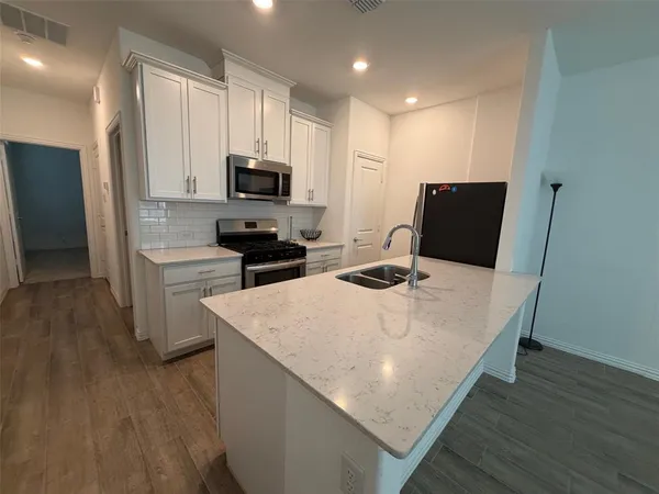 $1,350 | 1033 Rosebay Drive, Justin, TX 76247