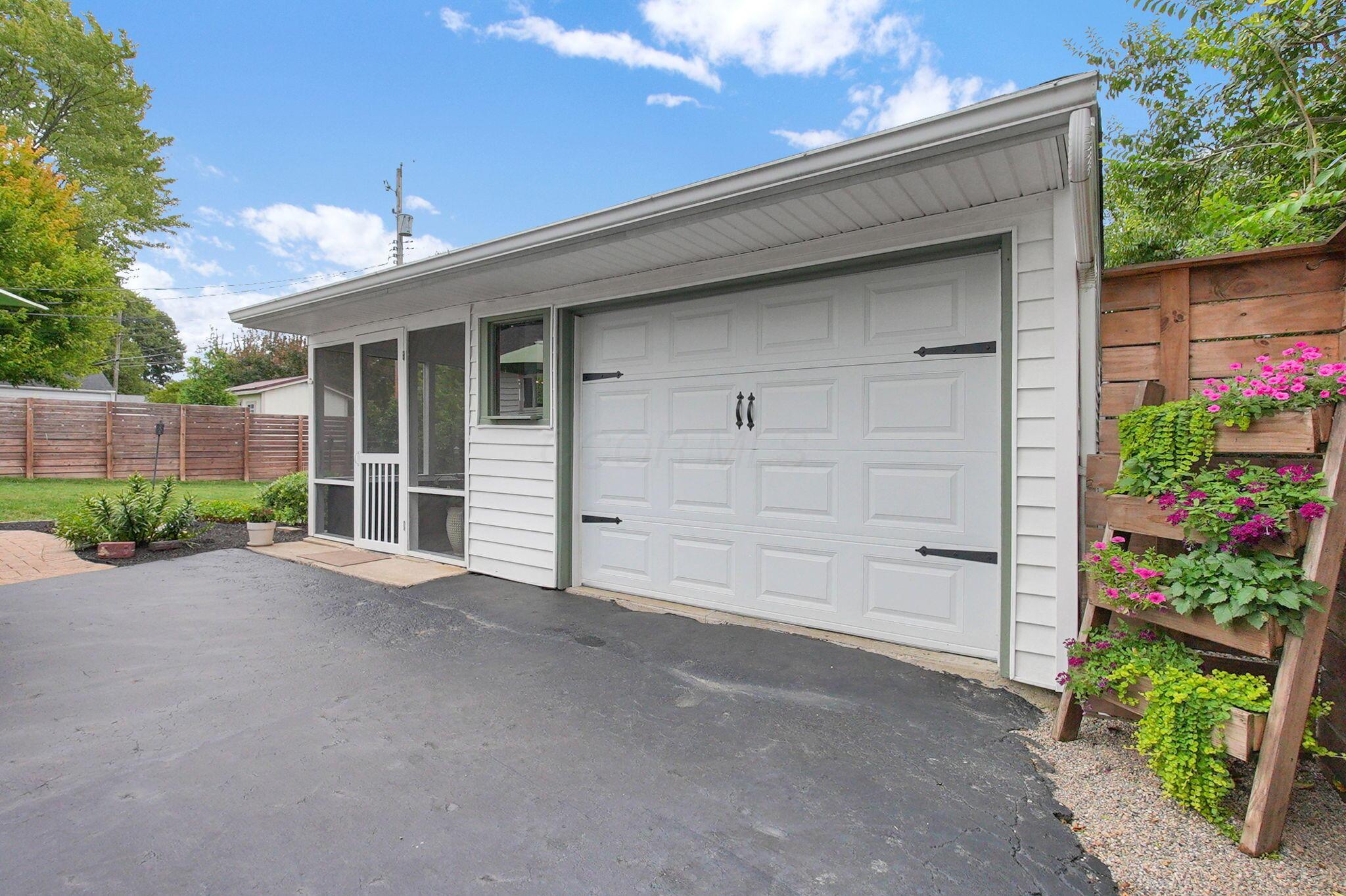 2737 Cranford Road Columbus, OH 43221 - Photo 31 of 44 2737 Cranford Realtor BethanyB garage