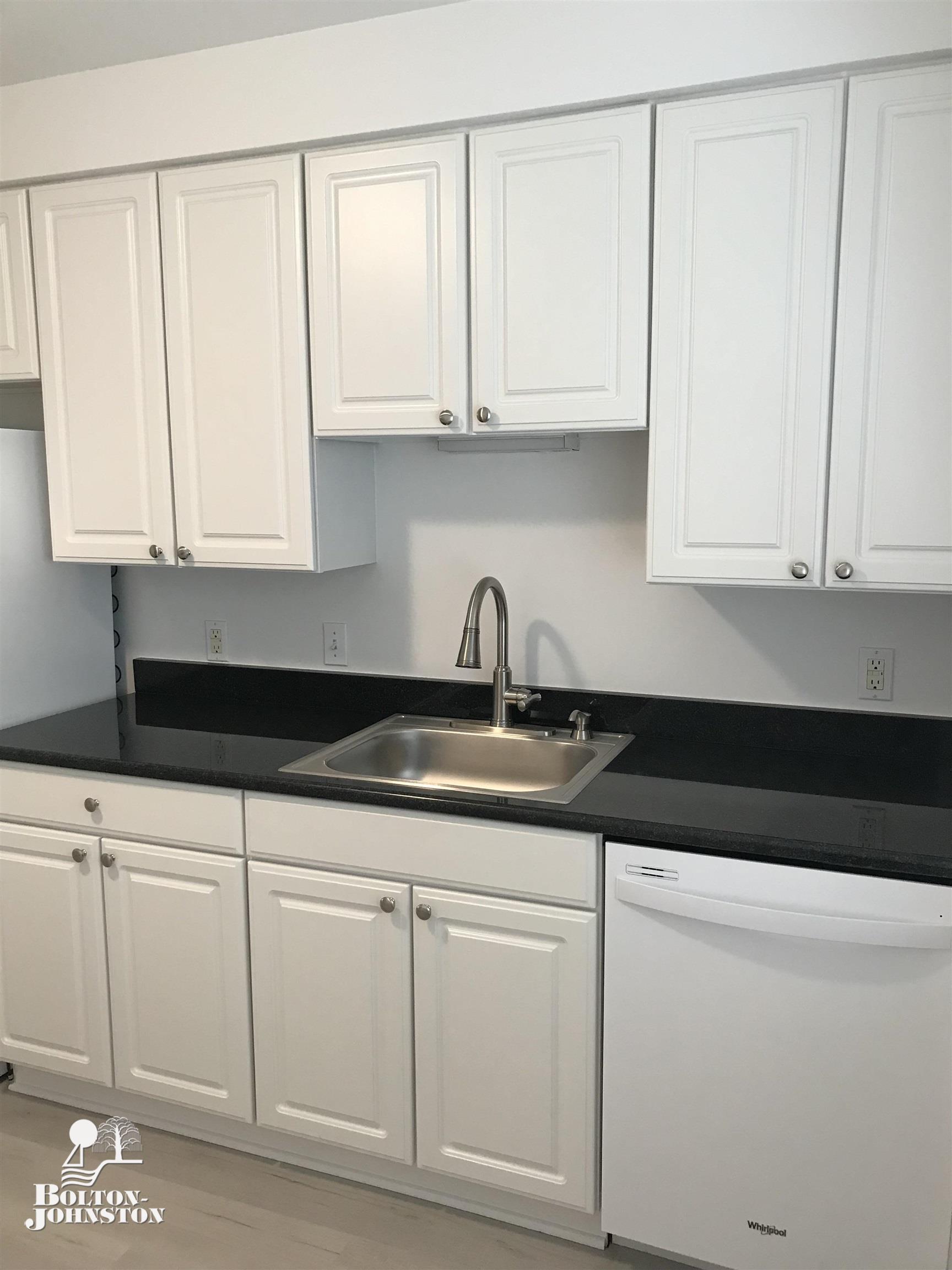 593 Neff Road Grosse Pointe, MI 48230 - Photo 8 of 13 50135645-f7ce767c-31ce-4abd-9e69-297bf8eea9a3.JPG