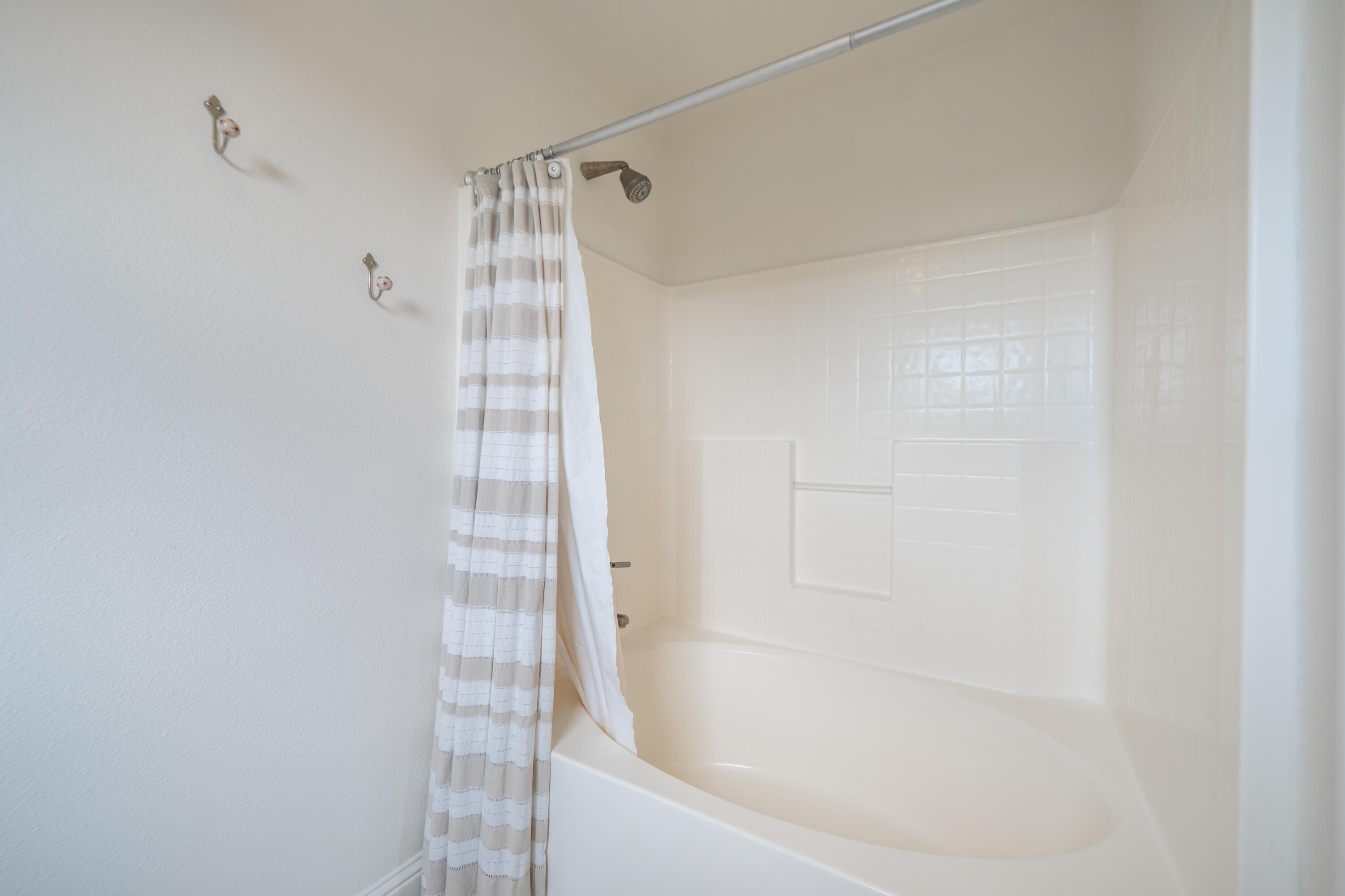 8180 Whispering Oaks Road Redding, CA 96002 - Photo 39 of 100 TUB SHOWER COMBO