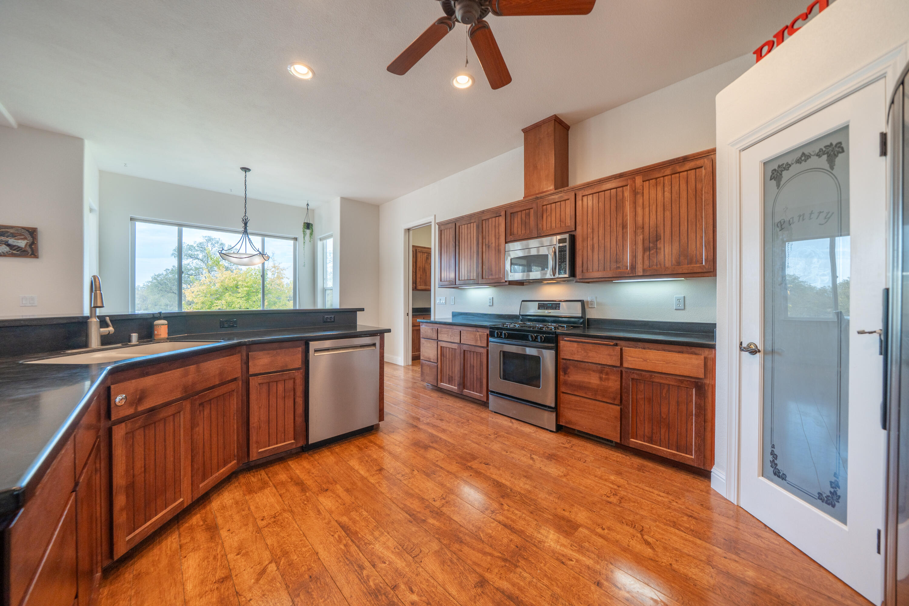 8180 Whispering Oaks Road Redding, CA 96002 - Photo 5 of 100 GOURMET KITCHEN