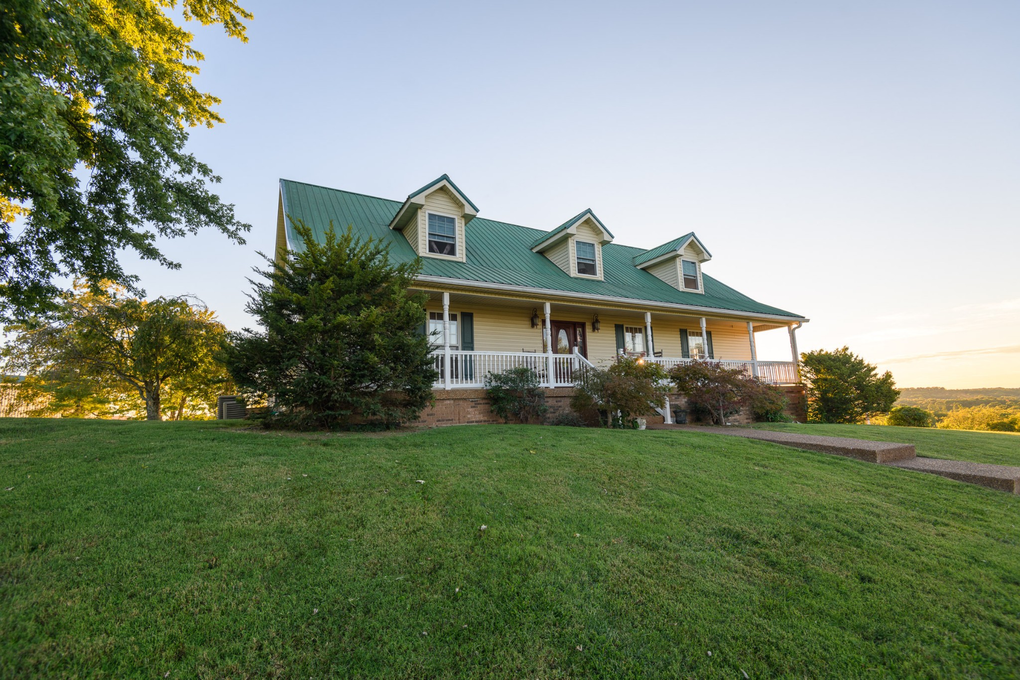 1534 Old Shannon Road Lebanon, TN 37090 - Photo 4 of 56 a front view of a house with garden