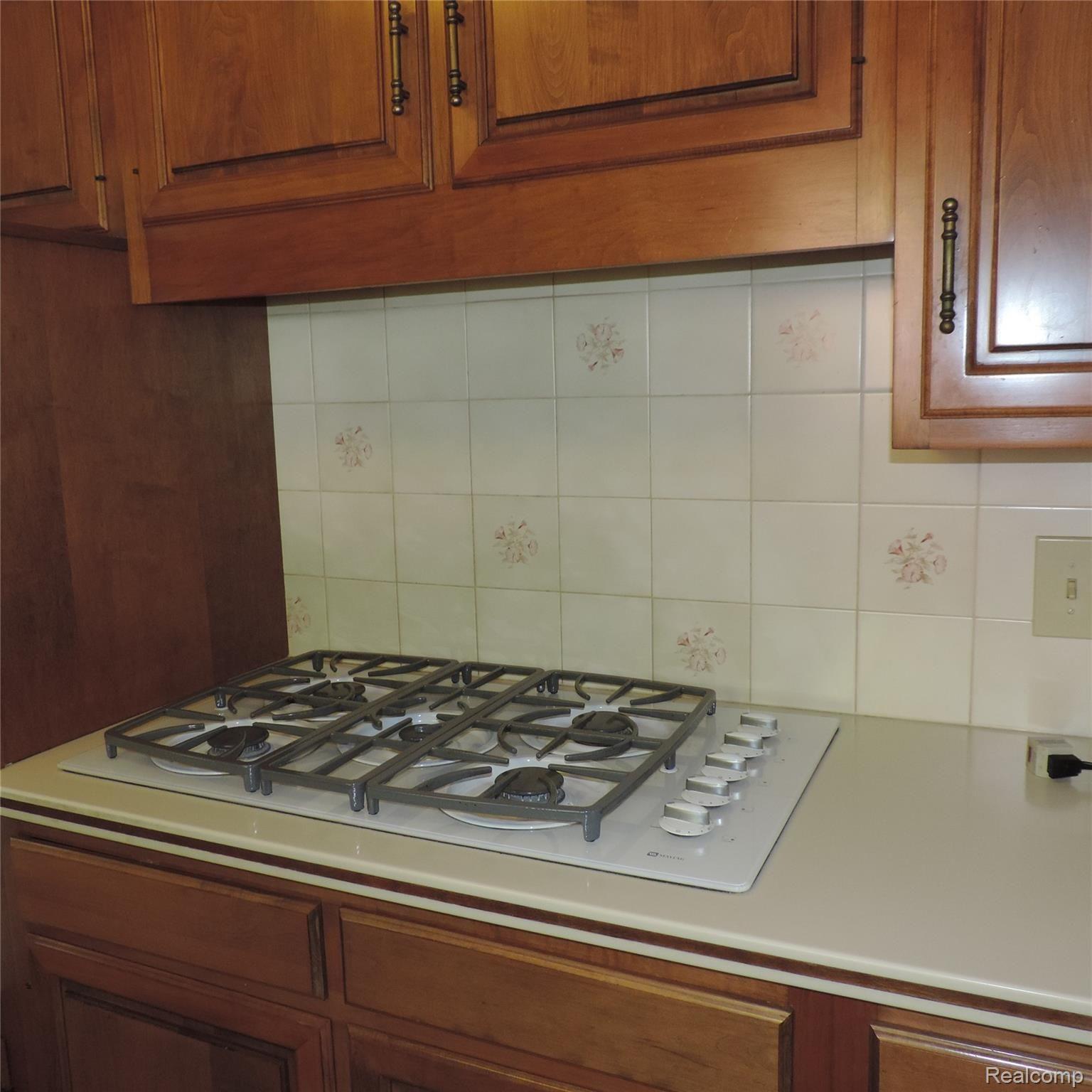1650 West Predmore Road Oakland, MI 48363 - Photo 7 of 19 built-in cooktop. natural gas.